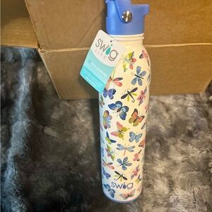 NWT butterflies flip and sip swig 26oz